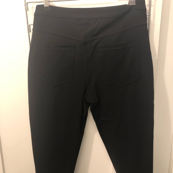 Black leggings with metal detail. - Picture 4 of 4